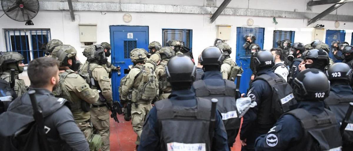 قوات الاحتلال تقتحم سجن النقب ومواجهات عنيفة مع الأسرى الفلسطينيين