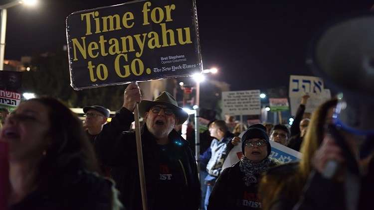 متظاهرون اسرائيليون في تل أبيب: حان الوقت لرحيلك يا نتنياهو!