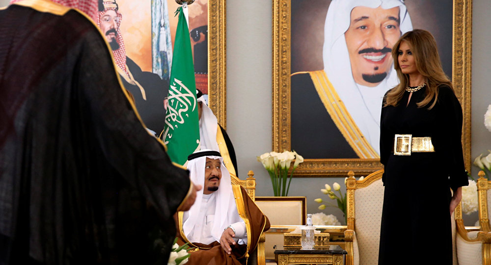مجلة نيوزويك الأمريكية : الملك السعودي قبّل يد ميلانيا ترامب 3 مرات حتى قال له ترامب يكفي