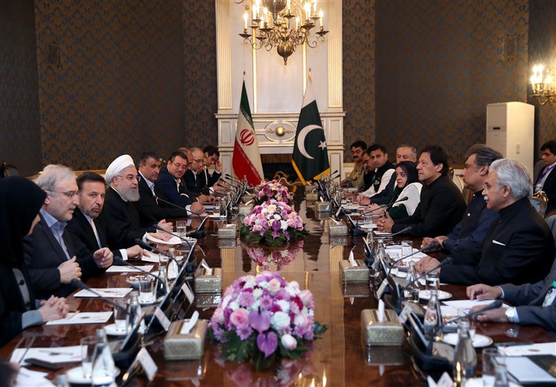 روحاني: لن نسمح للآخرين بالتدخل في مسار تعزيز العلاقات مع باكستان