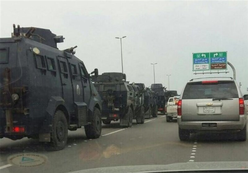 بالمدرعات والمركبات الأمنية القوات السعودية تحاصر منازلاً في بلدة سنابس في القطيف