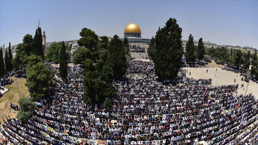 Over 220,000 Palestinians Perform Friday Prayers at Al-Aqsa Mosque