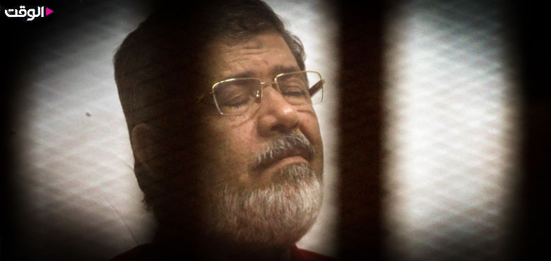 "محمد مرسي".. وسط المحكمة تنتهي مأساة الرئيس الثوري المصري السابق