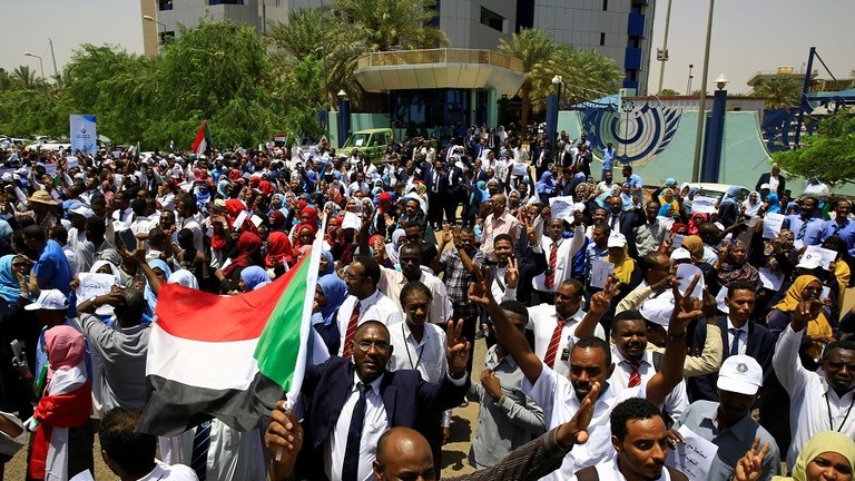 القوات السودانية تقتحم ميدان الاعتصام اأام مقر قيادة الجيش