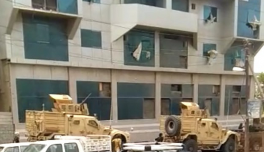 قوات تابعة للإمارات تسيطر على كل معسكرات هادي بعدن