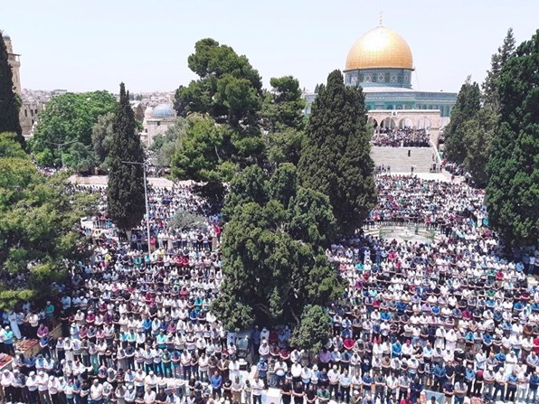 أكثر من 100 ألف فلسطيني أدوا صلاة العيد في رحاب المسجد الاقصى