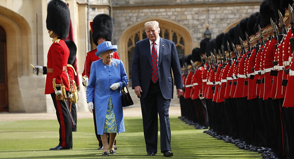 UK Queen Complains About Lawn ’Ruined’ by Trump’s Helicopters