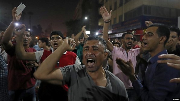 وكالة الصحافة الفرنسية: اشتباكات بين الشرطة المصرية ومحتجين معارضين للسيسي في السويس