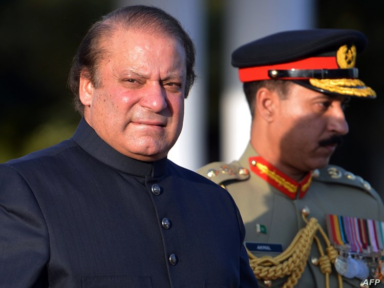 نواز شريف يتهم قائد الجيش الباكستاني بتنصيب عمران خان