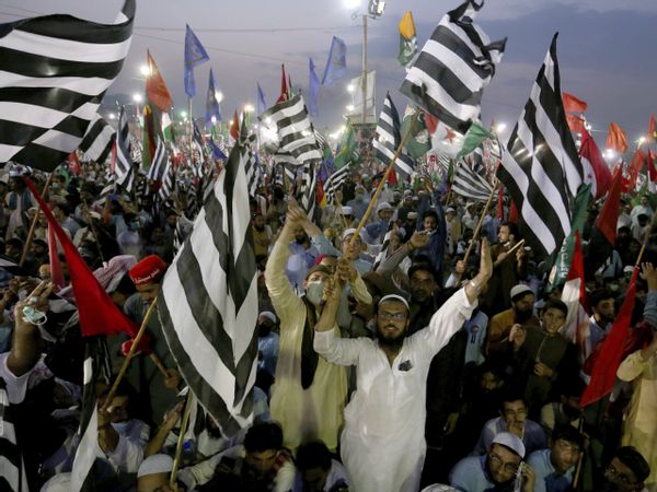 Pakistani Protesters Call for Premier’s Ouster