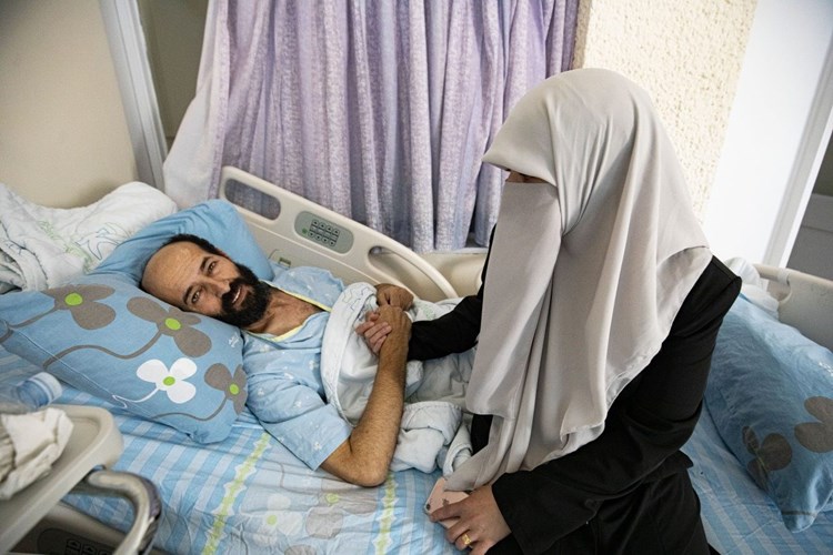 الأسير ماهر الأخرس يروي تفاصيل الاعتداء الإسرائيلي عليه في مستشفى كابلان