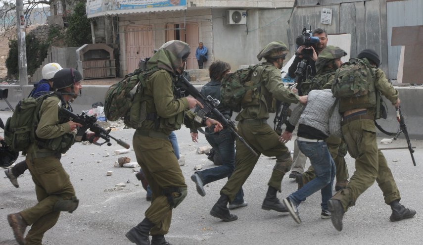 الكيان الصهيوني يشن حملة دهم واعتقالات واسعة بالضفة