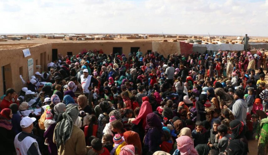 الدفاع الروسية تعلن استئناف خروج النازحين السوريين من مخيم الركبان