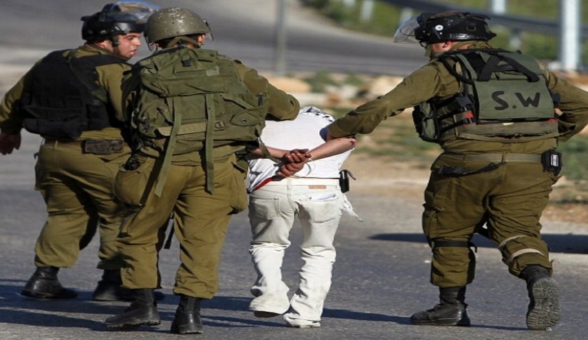 قوات الاحتلال تعتقل 12 فلسطينيا من الضفة والقدس