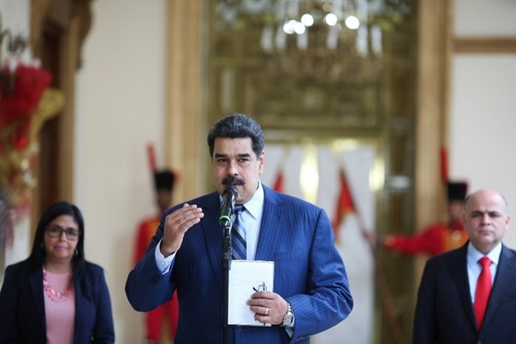 مادورو يسخر من مزاعم الفريق القانوني لترامب