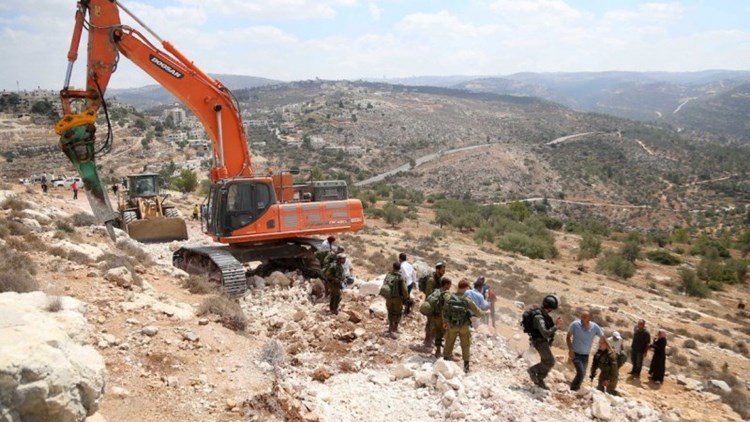 قوات الاحتلال تدمر تجمعاً سكنياً شمالي الضفة وتشرد 85 فلسطينياً