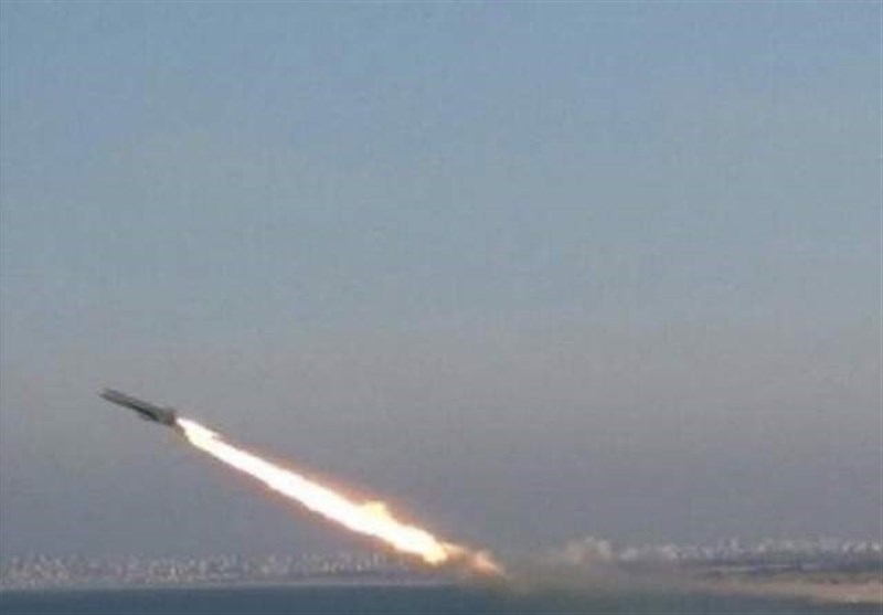 صاروخان تجريبيان تطلقهما المقاومة الفلسطينية تجاه بحر غزة