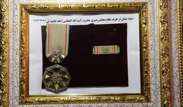 رئيس الأركان العامة للقوات المسلحة الايرانية يقدم وسام "نصر" لأسرة العالم زادة