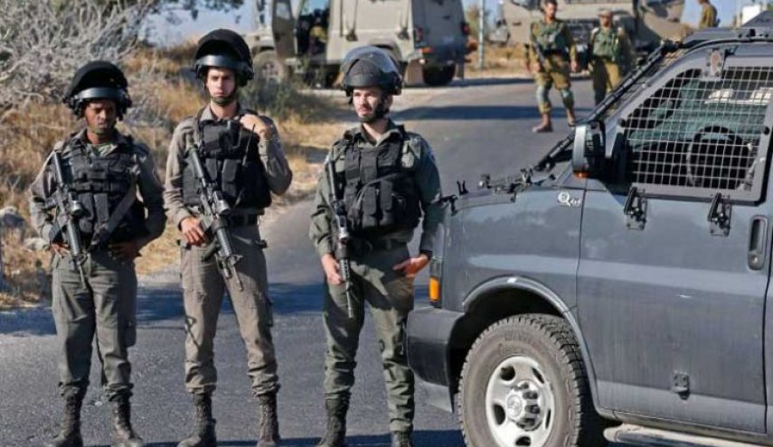 قوات الاحتلال تعتقل 3 فلسطينيين.. والسبب؟