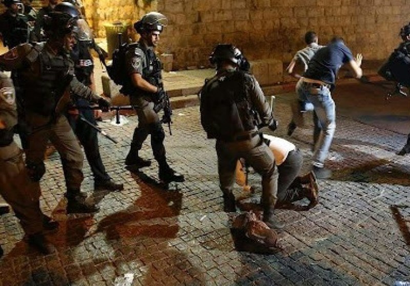 الاحتلال يعتقل 10 فلسطينيين وتعتدي على آخرين بالضفة الغربية