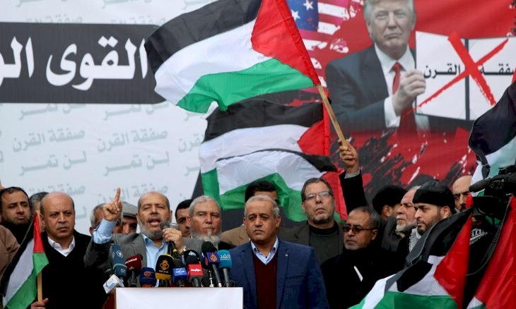 حرکة حماس ترد على خطة ترامب: دماؤنا وبنادقنا وجماهيرنا مقدمة لإسقاط صفقة القرن