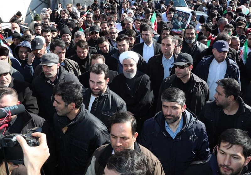 الرئيس الإيراني يشارك في مسيرات ذكرى انتصار الثورة الاسلامية