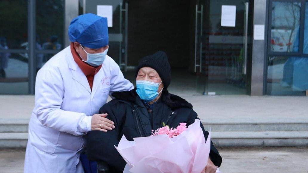 أكبر ناج من "كورونا" يغادر المستشفى: المرض ليس مخيفا