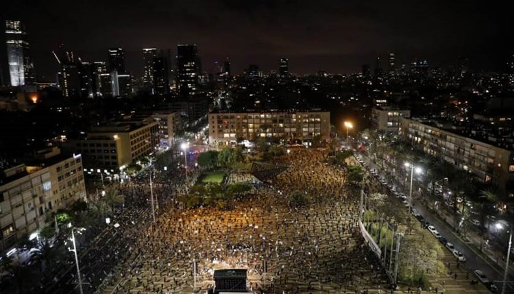 "هآرتس": اتفاق نتنياهو – غانتس يدمّر الكنيست والآلاف يتظاهرون