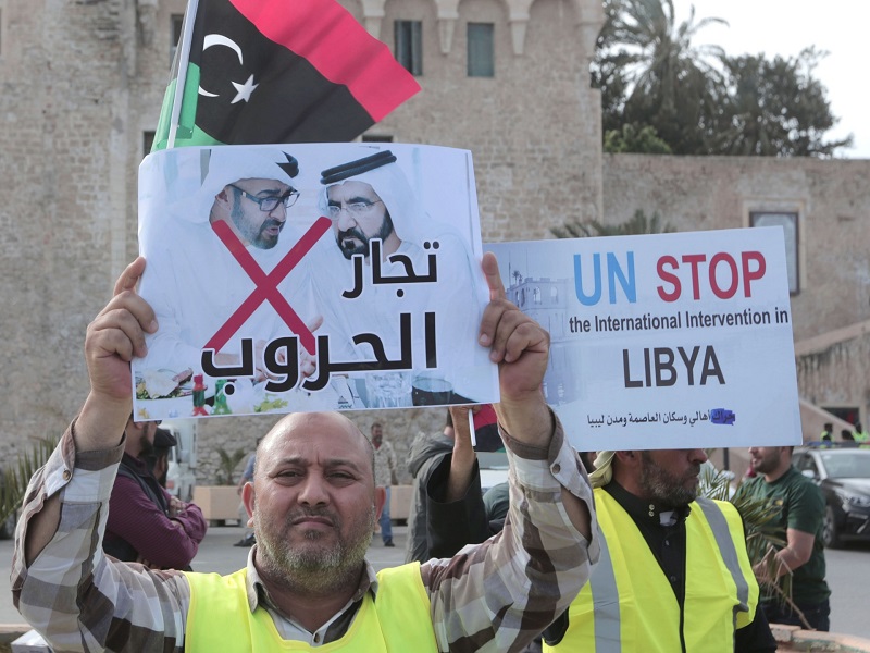 امارات تقیم جسر جوي لمنع انهيار حفتر.. "عيال زايد" والدور القذر في ليبيا