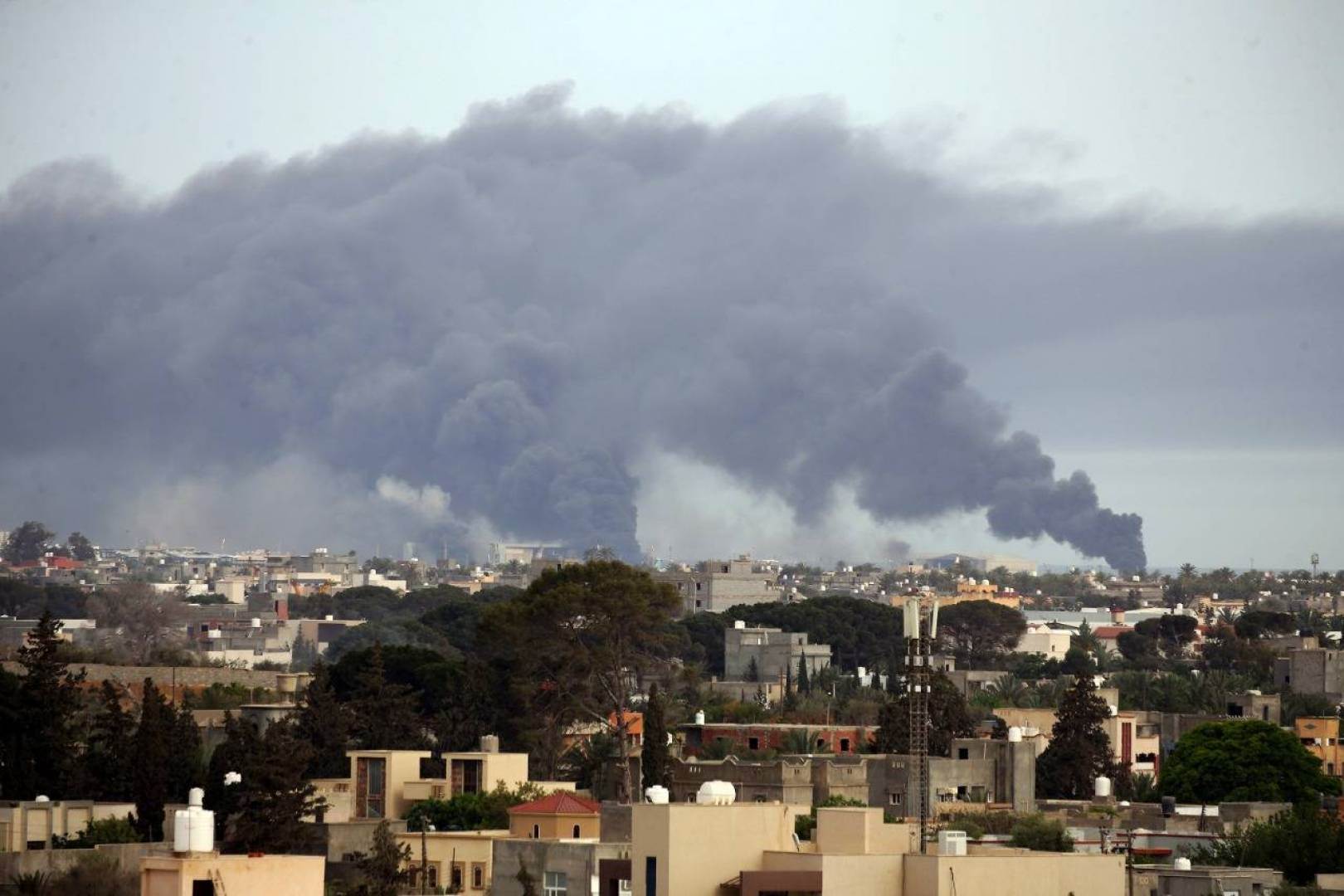 مقتل 5 مدنيين وإصابة 12 في قصف صاروخي استهدف طرابلس الليبية