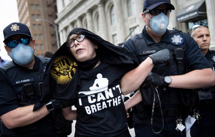الشرطة الأميركية تعتقل مدرّسة فنون شاركت في تظاهرة