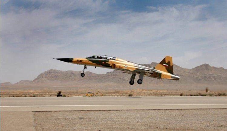 الجيش الإيراني يتسلم 3 طائرات حربية.. وحاتمي: رغم العقوبات انتظروا المفاجآت
