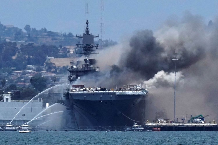 البحرية الأميركية: إخماد جميع الحرائق على متن السفينة الحربيّة