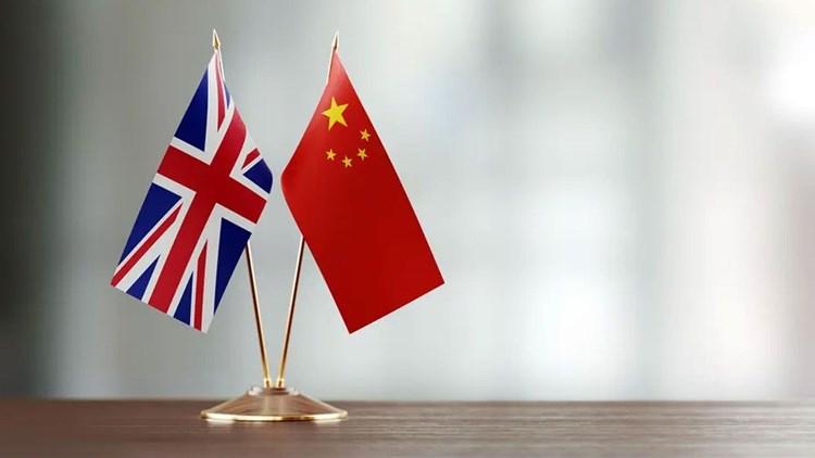بكين تحذر لندن من إرسال حاملة طائرات إلى المحيط الهادئ