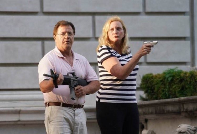 زوجان أميركيان يشهران السلاح في وجه المتظاهرين