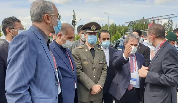وزير الدفاع الايراني يتفقد منظومة اس 400 للدفاع الجوي في المعرض العسكري بروسيا