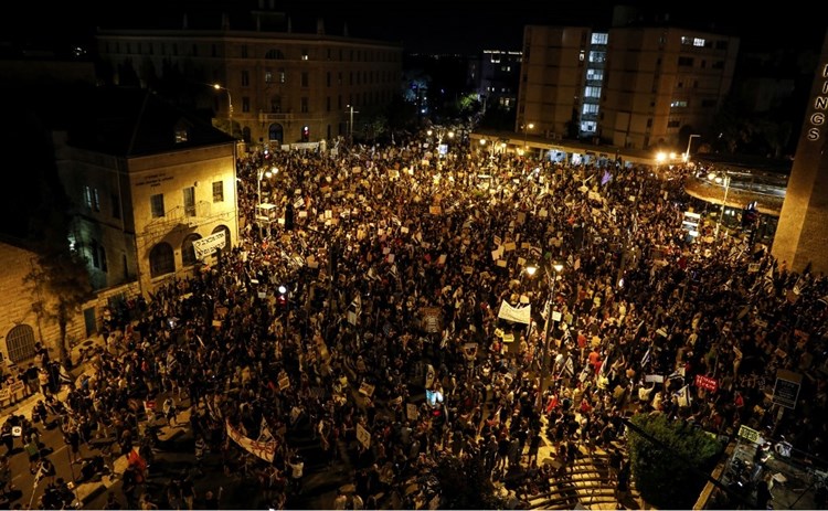 آلاف المتظاهرين ضد نتنياهو في القدس المحتلة وتل أبيب وقيساريا