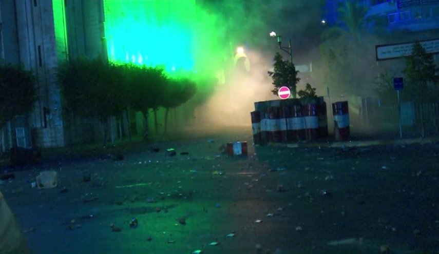 مقتل شرطي لبناني خلال اشتباكات مع المتظاهرين بوسط بيروت