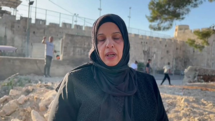 "نبابتة" تعانق قبر ابنها امام الجرافات الإسرائيلية: حتى الاموات لم يسلموا من همجية الاحتلال