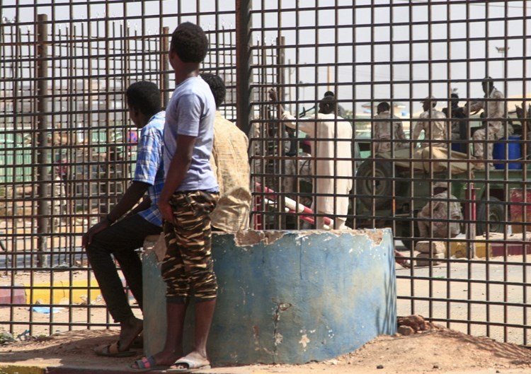 البرهان يتحدى الشعب السوداني ويقوم بحل النقابات والاتحادات المهنية