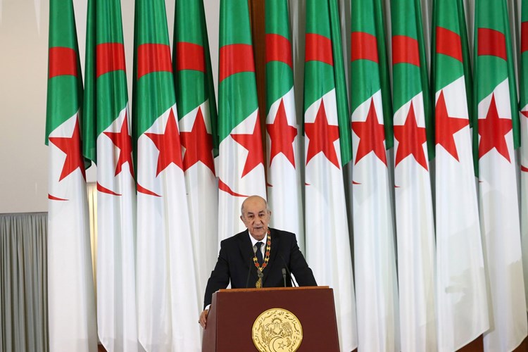 صحيفة فرنسية: رئيس الجزائر لا يرد على اتصالات ماكرون!