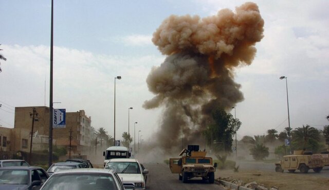 کاروان نظامی آمریکا در عراق هدف بمب کنار جاده ای قرار گرفت