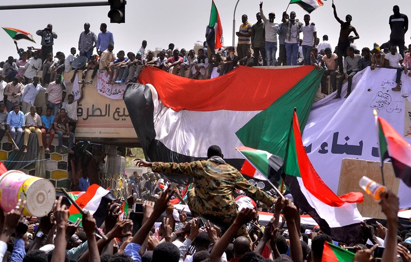 السودانيون يرفضون اتفاق حمدوك والبرهان ويصرون على الحكم المدني
