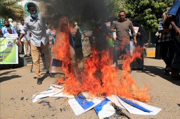 رغم التطبيع السوداني-الاسرائيلي...سودانيون يتظاهرون ويحرقون العلم الاسرائيلي