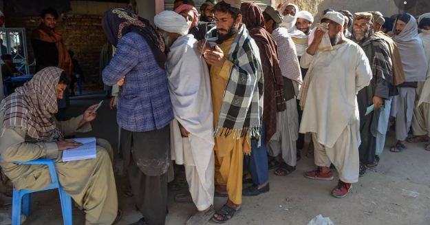 Afghans Queue to Receive Aid amid Food Shortage