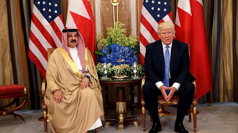 في آخر أيام ترامب..وسام عار أمريكي على جبين ملك البحرين!