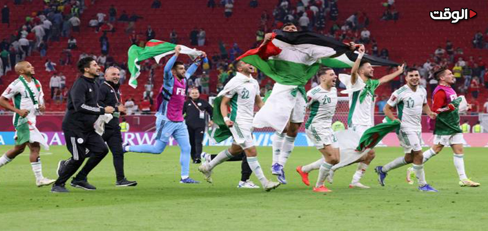 اللاعبون الجزائريون يرفعون العلم الفلسطيني بعد انتصارهم على المغرب... ورسالتهم سندعم فلسطين في كل زمان ومكان