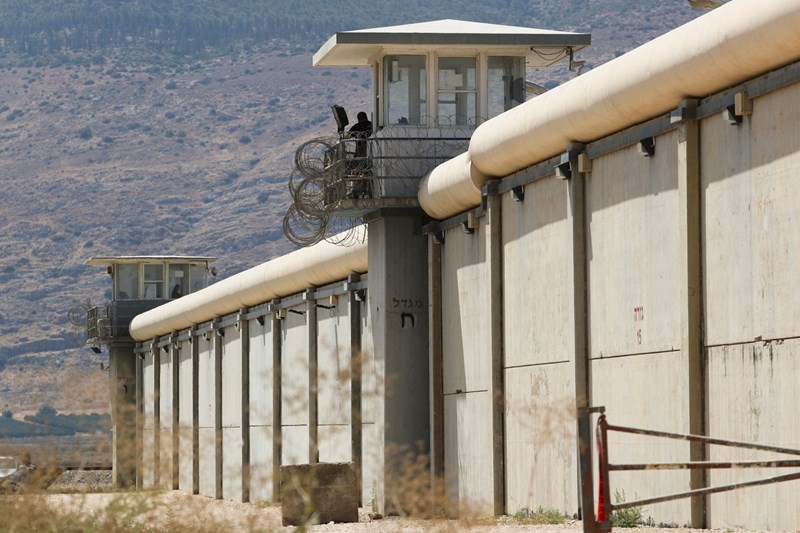 الاحتلال الإسرائيلي يقمع أسرى سجن "نفحة" بشكل شرس وهمجي!