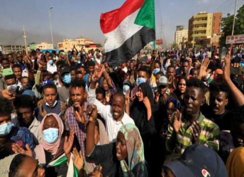 بين تعليق الآمال على المجتمع الدولي إعادة فتح أبوابه واستمرار التظاهرات.. ماذا يجري في السودان؟