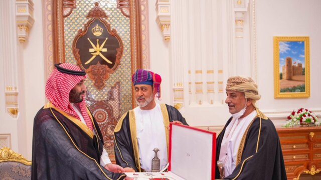 عمان بالاترین نشان خود را به ولیعهد عربستان داد